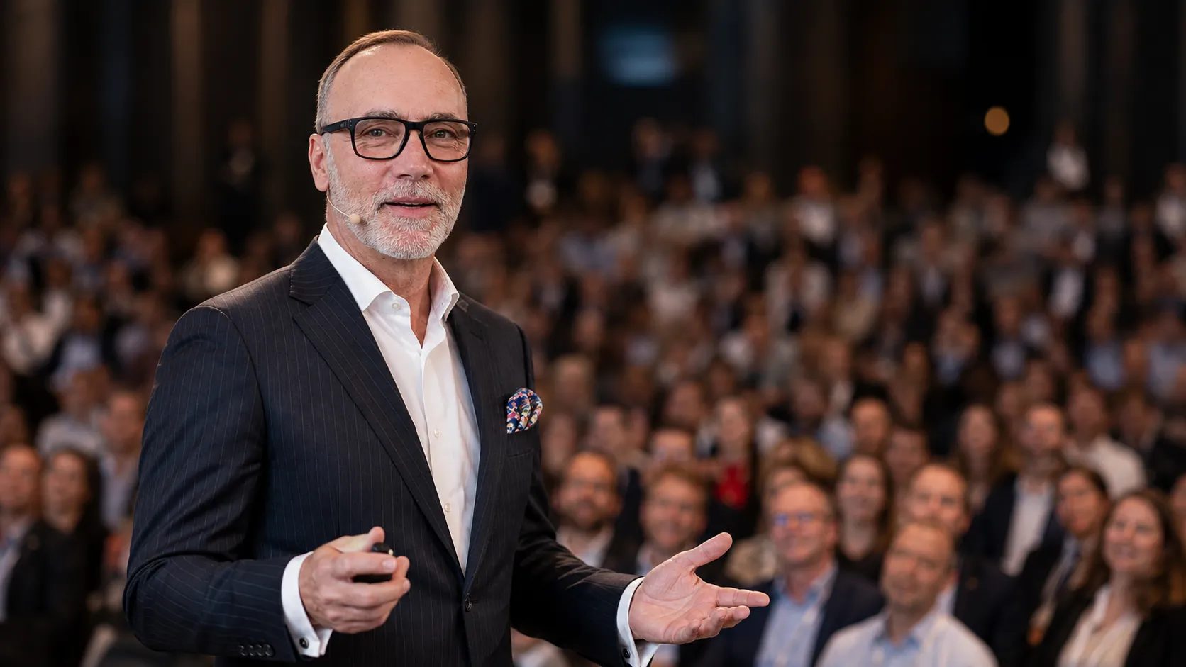 Jan Schaumann spricht auf einer Bühne vor Publikum